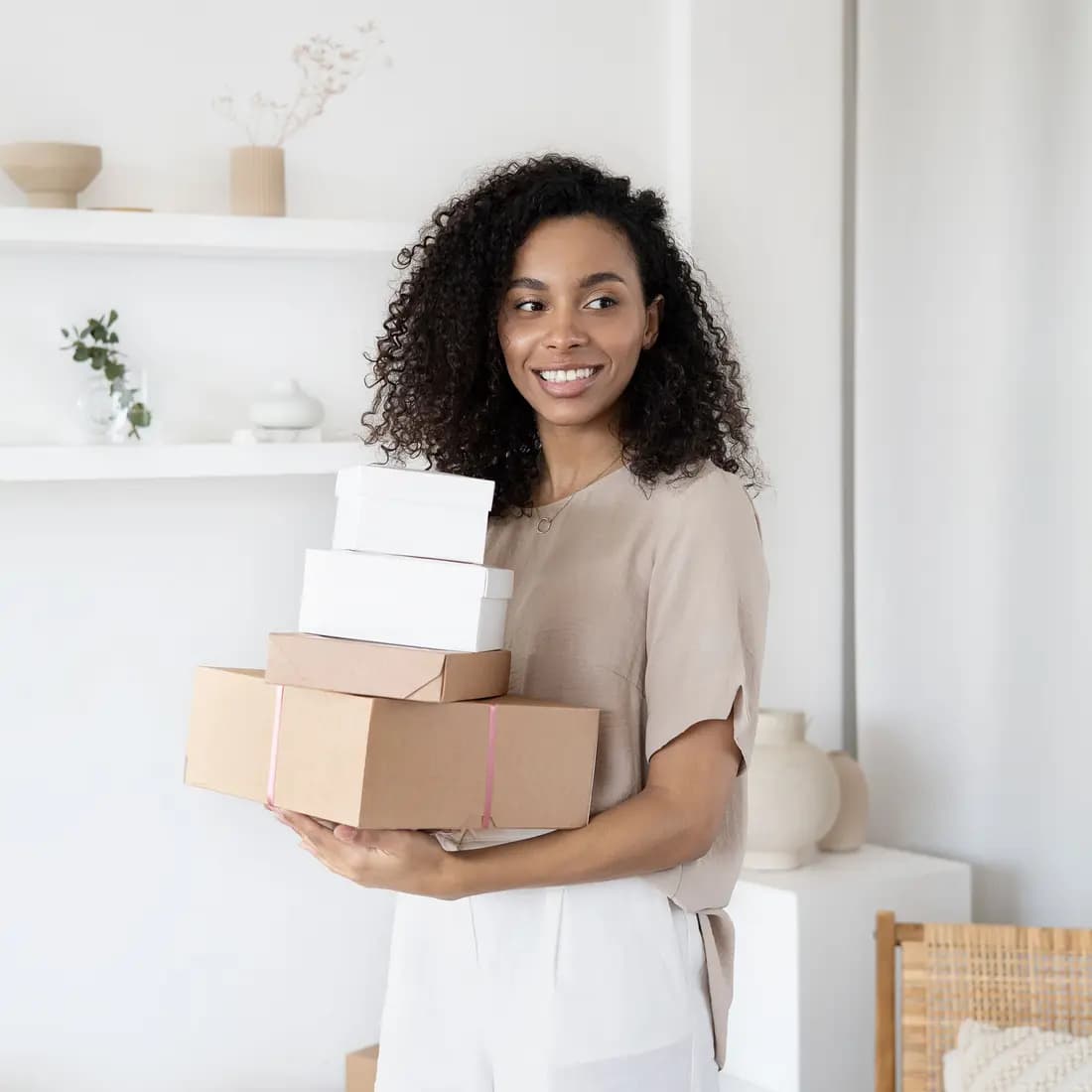 Une vendeuse tient les colis qu’elle s’apprête à expédier.