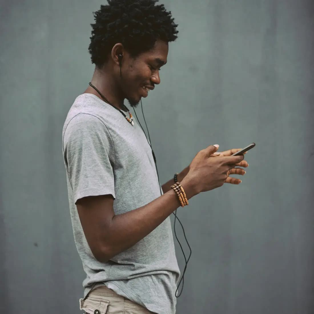 Un homme compose un code sur son téléphone.
